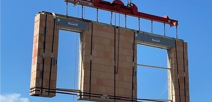 Anzeige: #NextGenMauern: Roboter mauern Wände im Werk Anzeige: #NextGenMauern: Roboter mauern Wände im Werk