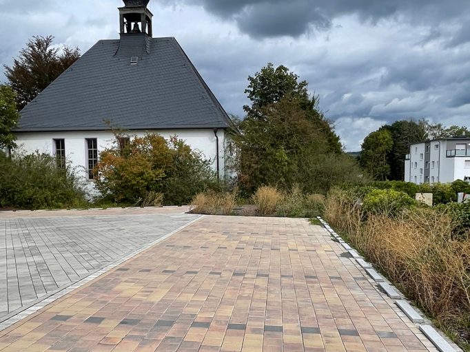 Schön und dennoch belastbar: Auf den Parkplätzen des Neubaugebietes können auch Belastungen durch schwere Fahrzeuge der Pflasterfläche nichts anhaben.