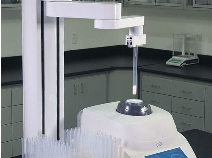 Probenbereitstellung mit Roboterarm Roboterarm stellt eine Probe bereit