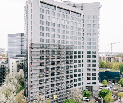 Isover - effiziente und nachhaltige Fassadensanierung Der Blick auf den sanierten Büroturm AYR in Frankfurt am Main