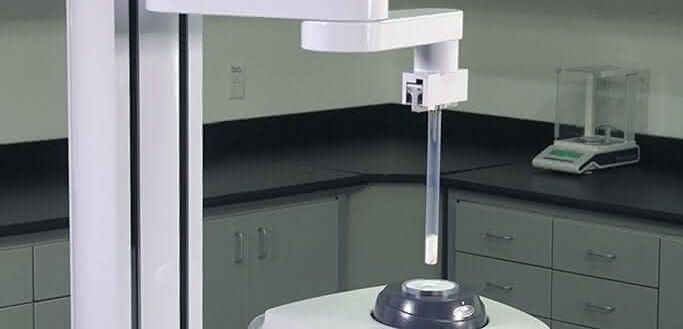 Probenbereitstellung mit Roboterarm Roboterarm stellt eine Probe bereit