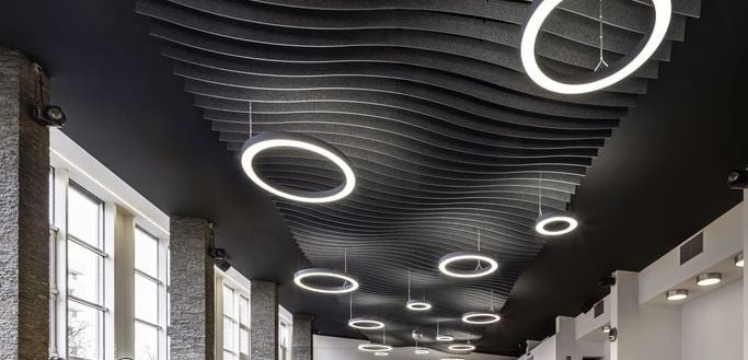 Lamellensegel für beste Akustik im Tanzsaal: Akustikabsorber Knauf Cleaneo Smart in Chemnitzer Tanzstudio Lamellensegel für beste Akustik im Tanzsaal: Akustikabsorber Knauf Cleaneo Smart in Chemnitzer Tanzstudio