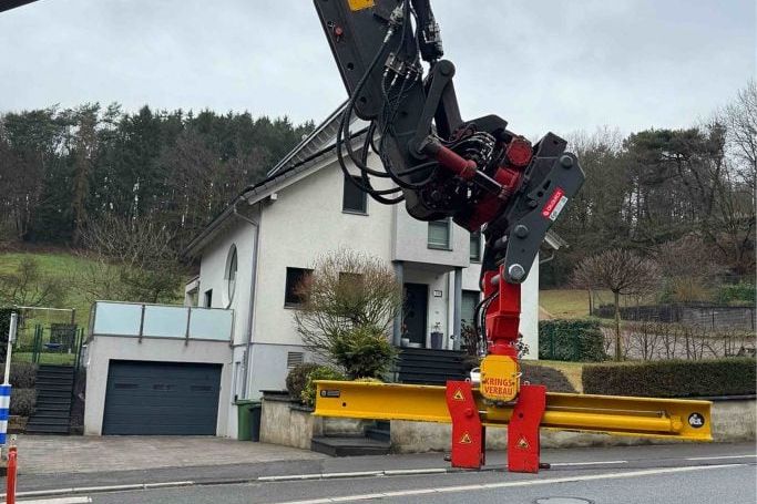 terra infrastructure - Krings Verbaugreifer optimiert das Setzen von Verbauboxen