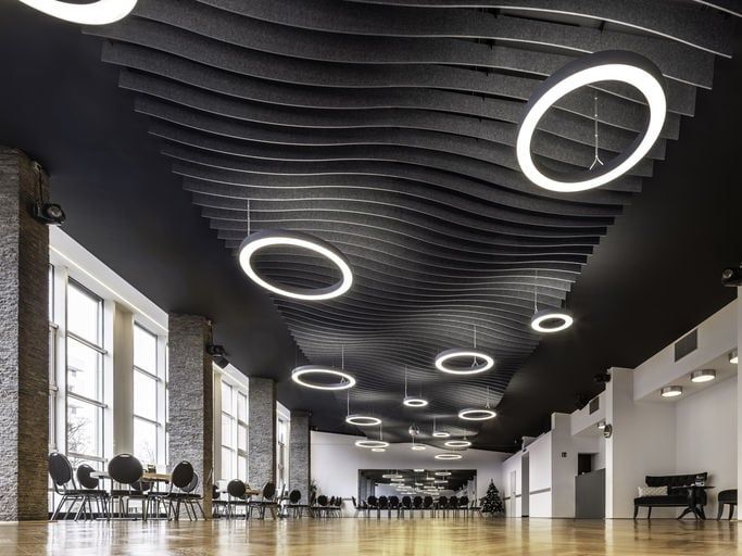 Lamellensegel für beste Akustik im Tanzsaal: Akustikabsorber Knauf Cleaneo Smart in Chemnitzer Tanzstudio Lamellensegel für beste Akustik im Tanzsaal: Akustikabsorber Knauf Cleaneo Smart in Chemnitzer Tanzstudio