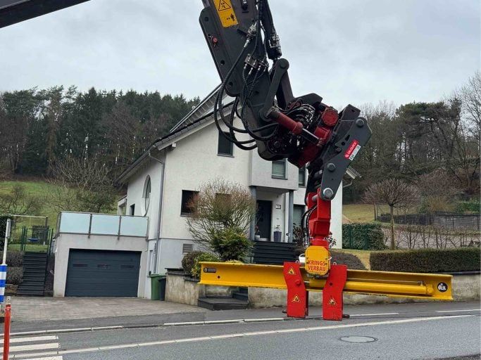 terra infrastructure - Krings Verbaugreifer optimiert das Setzen von Verbauboxen