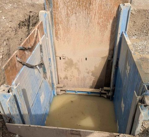Zur Sicherung der Baugrube wurden nur äußere Verbauplatten eingebaut wurden, die alle in einer Schiene geführt wurden; die glatte Verbauwand schuf die Basis für den späteren Rückbau und das Ziehen der Platten. Zur Sicherung der Baugrube wurden nur äußere Verbauplatten eingebaut wurden, die alle in einer Schiene geführt wurden; die glatte Verbauwand schuf die Basis für den späteren Rückbau und das Ziehen der Platten.