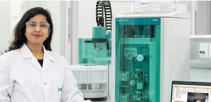 Nachhaltige Ionenchromatographie: Metrohm stellt Continuous IC Module vor Labormitarbeiterin am Bildschirm im Labor als Symbolbild für nachhaltige Ionenchromatographie