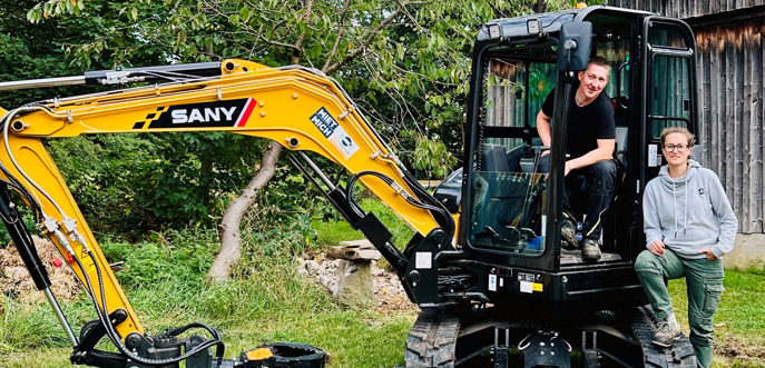 Das Lieblingsanbauteil beim SY35U ist für Petra und Bernhard aber der Universalgreifer, mit dem man sehr gut, die ganzen Materialien abreißen und sortieren kann. Das Lieblingsanbauteil beim SY35U ist für Petra und Bernhard aber der Universalgreifer, mit dem man sehr gut, die ganzen Materialien abreißen und sortieren kann.