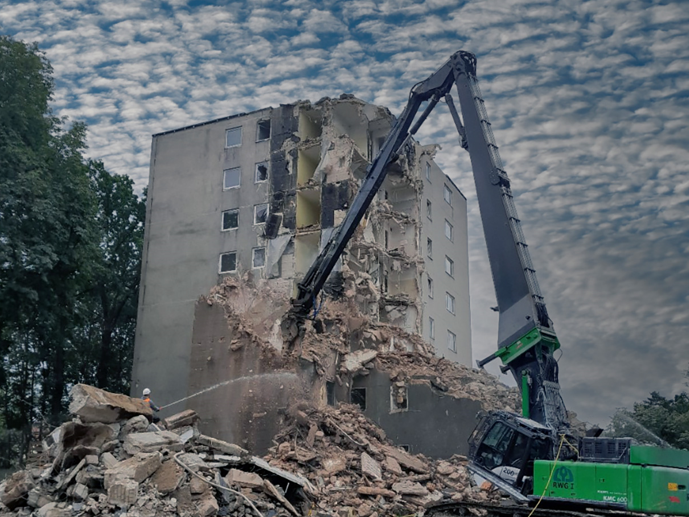 Die Mitte der 1960er-Jahre errichteten Wohnhochhäuser wurden abgerissen. Der Abbruch der Wohntürme und die Wiederaufbereitung des Altbetons übernahm die Berliner RWG-Gruppe. Das Betonabbruchmaterial wurde als zertifizierte rezyklierte Gesteinskörnung wiederaufbereitet und anschließend dem Beton des Neubauvorhabens wieder zugefügt. Die Mitte der 1960er-Jahre errichteten Wohnhochhäuser wurden abgerissen. Der Abbruch der Wohntürme und die Wiederaufbereitung des Altbetons übernahm die Berliner RWG-Gruppe. Das Betonabbruchmaterial wurde als zertifizierte rezyklierte Gesteinskörnung wiederaufbereitet und anschließend dem Beton des Neubauvorhabens wieder zugefügt.