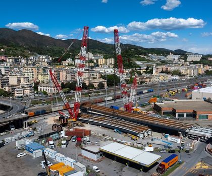 CC 68.1250-1 und CC 38.650-1 heben Stahlbau-Brückenelemente in der Werft von Porto di Prà