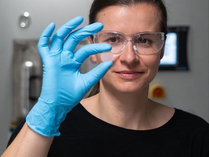 Empa-Forscherin zeigt eine Materialprobe