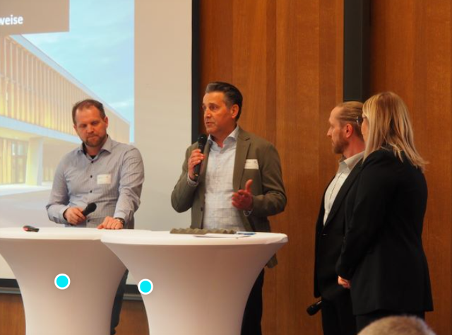 V.l.: Podiumsdiskussion mit den Referenten Adrian Blödt, Christian Schmid, Jannis Reger und Moderatorin Andrea Georgi-Tomas V.l.: Podiumsdiskussion mit den Referenten Adrian Blödt, Christian Schmid, Jannis Reger und Moderatorin Andrea Georgi-Tomas
