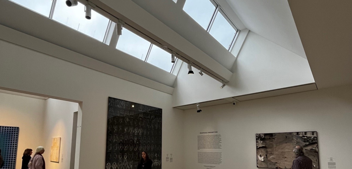 Die Kunstwerke sollten unabhängig von ihrem Gewicht an jeder beliebigen Wand des Kunstpalastes angebracht werden können. Angesichts wechselnder Ausstellungen und Exponate sollte damit jede Wand den unterschiedlichsten Belastungen standhalten können, weshalb eine Tragfähigkeit von 1kN/m gewährleistet sein musste.