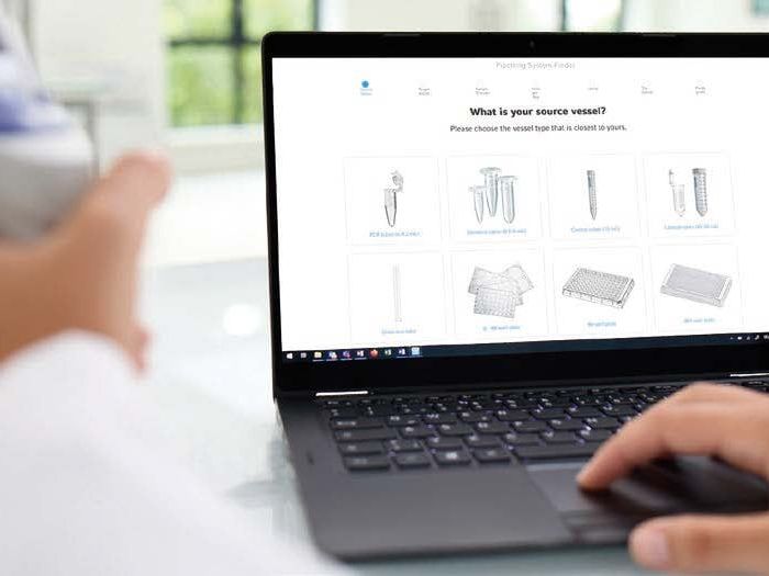 Pipetting System Finder von Eppendorf wird auf dem Bildschirm eines Laptop angezeigt