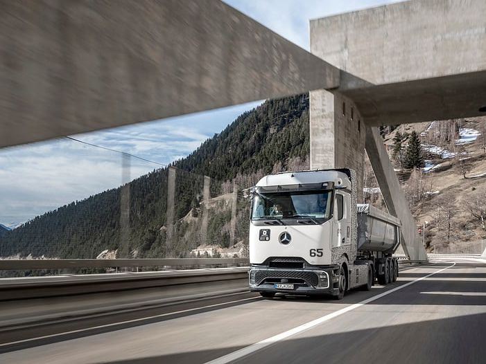 Daimler Truck testet nächste Generation von Brennstoffzellen-Lkw Ein Test-Lkw von Daimler Truck mit Brenstoffzellen auf einer Straße in der Schweiz.