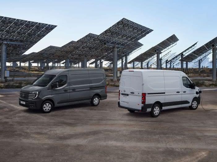 Für vielseitige Transporte - der Nissan Interstar Zwei Nissan Interstar Transporter vor großen Solarpaneelen.