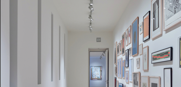 Die Kunstwerke sollten unabhängig von ihrem Gewicht an jeder beliebigen Wand des Kunstpalastes angebracht werden können. Angesichts wechselnder Ausstellungen und Exponate sollte damit jede Wand den unterschiedlichsten Belastungen standhalten können, weshalb eine Tragfähigkeit von 1kN/m gewährleistet sein musste.