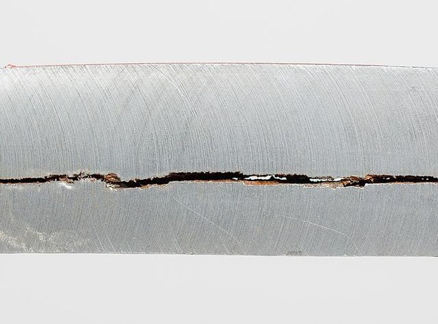 Stahl mit wasserstoffinduzierten Rissen Stahl mit wasserstoffinduzierten Rissen