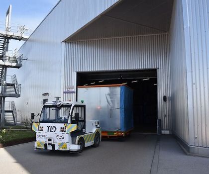 Routenzug: Fahrerloser Lastenschlepper im 3-Schicht-Betrieb Routenzug: Fahrerloser Lastenschlepper im 3-Schicht-Betrieb