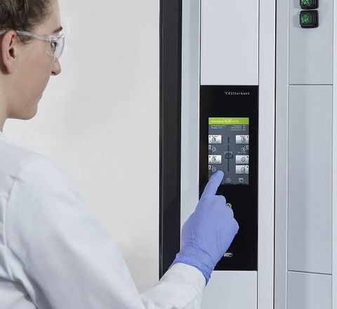 Produkt des Jahres 2025 - Kategorie Nachhaltigkeit: Niedrigenergieabzug EcoPlus Laborangestellte macht Einstellungen über das Display (Bedieneinheit TouchTronic)