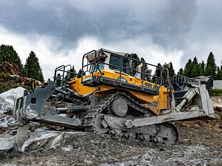 Die Planierraupe PR 766 G8 von Liebherr im Einsatz am Stausee