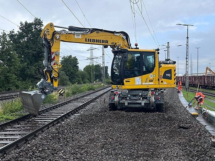 Präzision im Gleisbau – Weichenverlegung mit Zweiwegebagger und Planierraupe Präzision im Gleisbau – Weichenverlegung mit Zweiwegebagger und Planierraupe