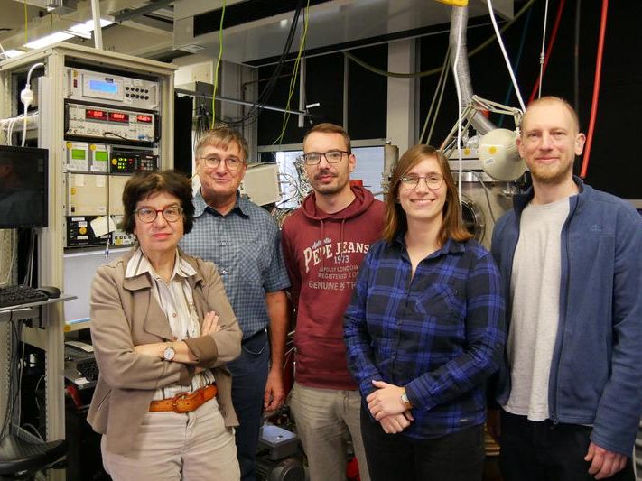 Martina Havenith, Gerhard Schwaab, Philipp Meyer, Svenja Jäger und Stefan Henkel Das Bochumer Forschungsteam: Von links nach rechts Martina Havenith, Gerhard Schwaab, Philipp Meyer, Svenja Jäger und Stefan Henkel