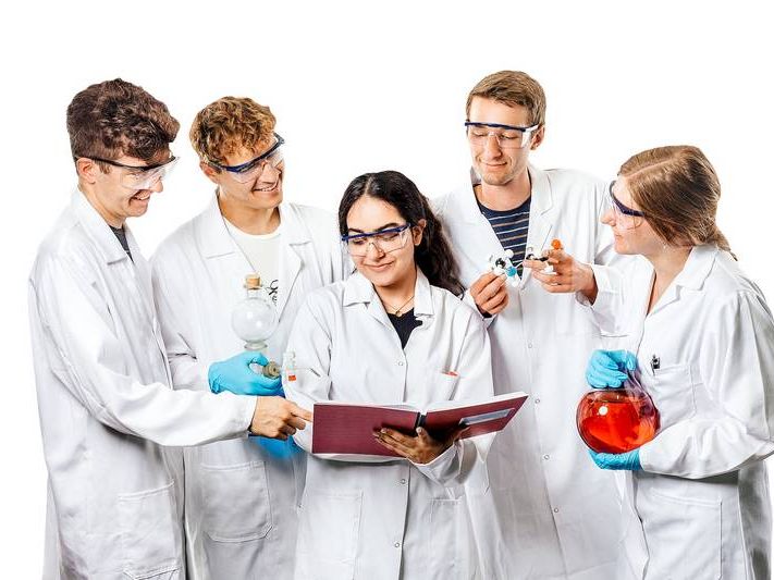 GDCh fördert Studierende: August-Wilhelm-von-Hofmann-Stipendien 2024 ausgeschrieben Studierende in Laborkitteln