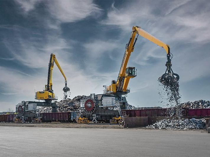 Die Liebherr-Umschlagmaschinen entladen ankommende Waggons mit Stahlschrott und beladen Schrottkörbe zur Versorgung des Elektrolichtbogenofens.