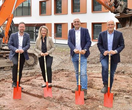 Vom Labor in die Fabrikation: In Jena entsteht das Gründungszentrum „lab2fab“ Thomas Nitzsche, Beate Wachenbrunner, Ulrich S. Schubert und Georg Pohnert beim Spatenstich für das neue Gründerzentrum in Jena
