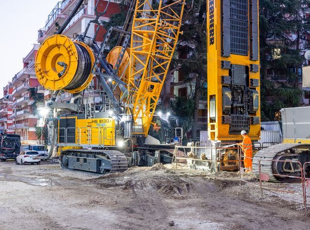 Der Liebherr-Hydroseilbagger HS 8130.1 im Einsatz bei Neapel