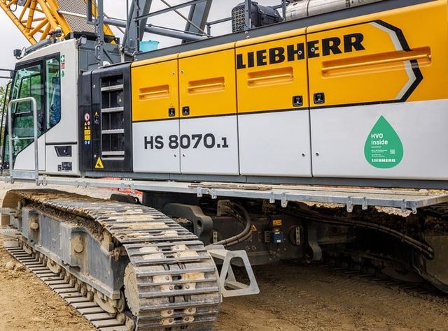 Nutzfahrzeug von Liebherr Bild eines Krans der im Liebherr-Werk Nenzing GmbH bei der Inbetriebnahme mit HVO betankt wird