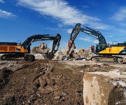 Hyundai Bagger Die beiden HyundaiBgger im Einsatz auf einer Deponie