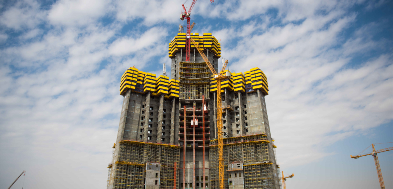 Saudi-Arabi- ens Skyline war jahrelang von Wolff-Kranen ge- prägt, wie hier am Jeddah Tower 2015. Schon bald kehren die roten „Wölffe“ wieder im großen Stil in den Wüstenstaat zurück. Saudi-Arabi- ens Skyline war jahrelang von Wolff-Kranen ge- prägt, wie hier am Jeddah Tower 2015. Schon bald kehren die roten „Wölffe“ wieder im großen Stil in den Wüstenstaat zurück.