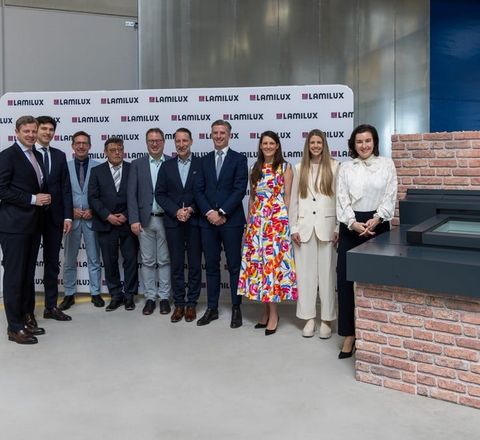 Zu der Eröffnung des neuen Lamilux-Werks kamen zahlreiche Gäste aus Politik und Wirtschaft Zu der Eröffnung des neuen Lamilux-Werks kamen zahlreiche Gäste aus Politik und Wirtschaft