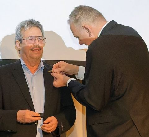 ZVDH-Präsident Dirk Bollwerk (r.) und Dachdeckermeister Herbert Gärtner ZVDH-Präsident Dirk Bollwerk (r.) und Dachdeckermeister Herbert Gärtner