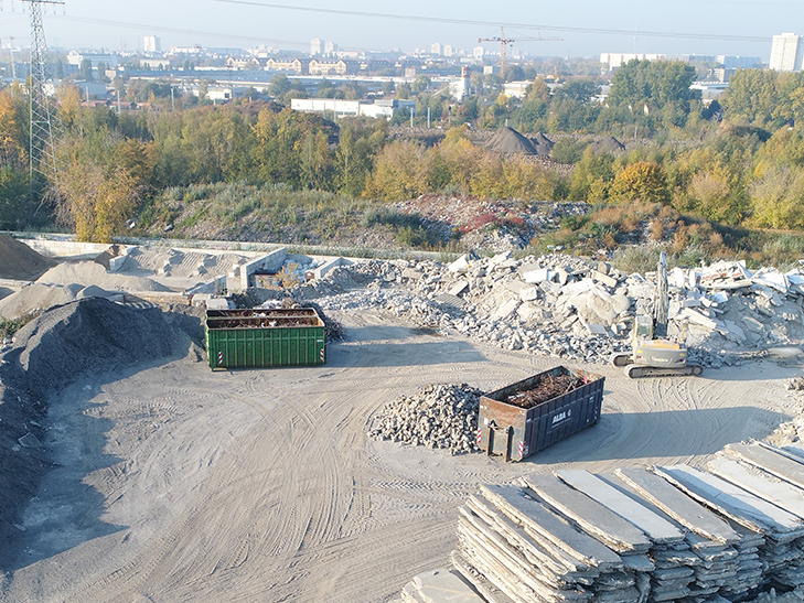 Cemex stärkt Kreislaufwirtschaft durch Akquisition von RC-Baustoffe Ein Bustoffhalde von RC-Baustoffe und Cemex
