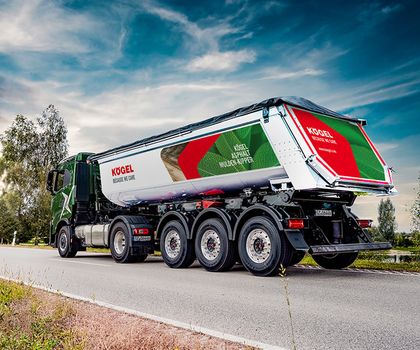 Die Kögel Trailer GmbH stellte auf der damaligen bauma in München ihren neu entwickelten Kögel Mulden-Kipper vor. Kögel Trailer präsentierte einen neuen Mulden-Kipper auf der bauma 2025