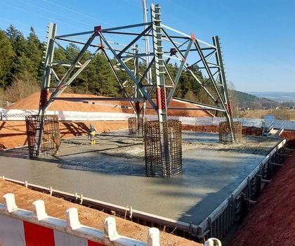Weil die Einspeisung von Energie aus Windkraft und Photovoltaik zunimmt, erweitert der Übertragungsnetzbetreiber TenneT die Kapazität der Höchstspannungsleitung Ostbayernring. Ersatzneubau Ostbayernring: Cemex-Betone tragen neue Strommasten