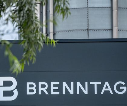 Nachhaltigkeitsbewertung: Brenntag erhält EcoVadis Gold-Status 2025 Brenntag Logo am Firmensitz