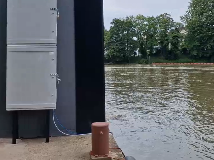 Messtation zur Wasseranalyse für die Olympischen Spiele in der Seine Messtation zur Wasseranalyse für die Olympischen Spiele in der Seine