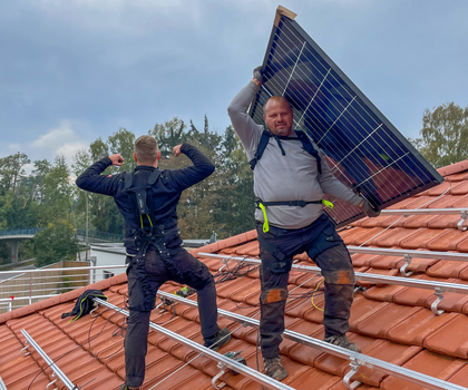 hTRIUS bringt das BionicBack Exoskelett in die Solar- und Photovoltaikbranche