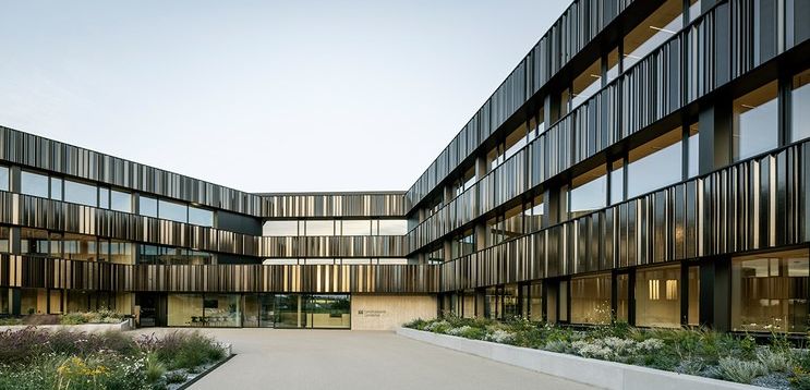Schmetterling mit changierender Hülle - Keramikelemente am Neubau des Landratsamtes Landshut Schmetterling mit changierender Hülle - Keramikelemente am Neubau des Landratsamtes Landshut