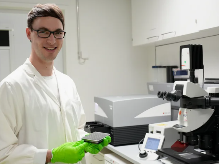 Antibiotika-Resistenzen: Naturstoff als Hoffnungsträger gegen multiresistente Bakterien Dr. Felix Daschner im Labor