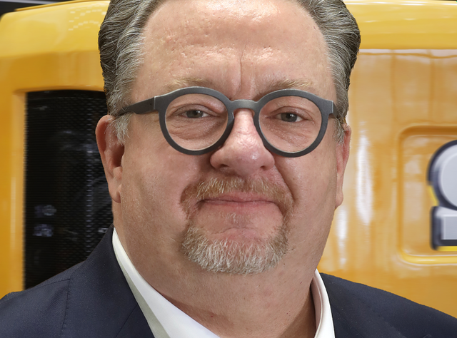 Stephan Theis, General Manager für das Sany Baumaschinengeschäft bei Putzmeister blickt freundlich in die Kamera