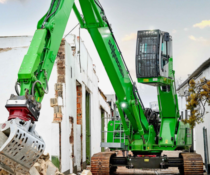 Der Sennebogen 825 E Demolition mit teleskopierbaren Raupenunterwagen überzeugt durch maximale Stabilität. Der neue Sennebogen Abbruchbagger 825 E Demolition