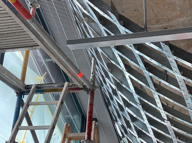 Nach den Plänen des Architekturbüros GRAFT wurden an Decken und Wänden entlang der Außen- und Innenhoffassade große dreidimensional-geschwungene, organische Formen aus Gipskarton umgesetzt. Die Unterkonstruktion besteht aus einer CNC-gelaserten, dreidimensionalen und aus zahlreichen Einzelteilen zusammengesetzten Metallspanten-Konstruktion.