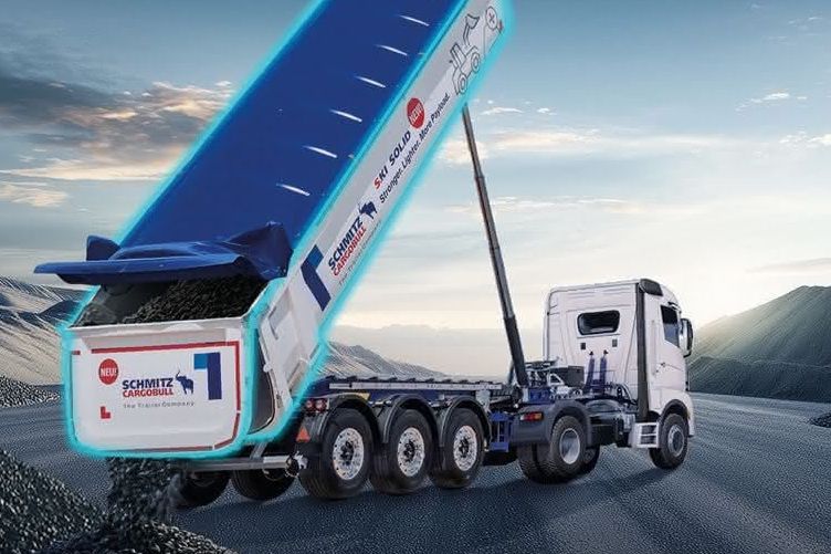 Bewährtes und Neues für den Baustellenverkehr von Schmitz Cargobull Ein Trailer von Schmitz Cargobull mit hochgestellter Mulde