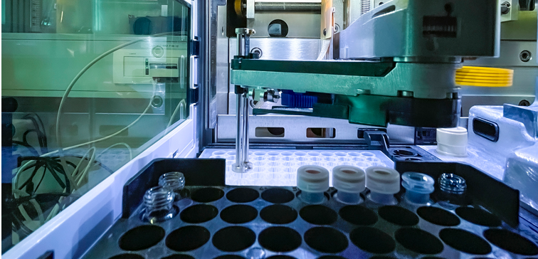 Hochdurchsatzanalyse: Ein Pipettierroboter bereitet in einem pharmazeutischen Labor der Goethe-Universität Proben für die Proteinanalyse vor.