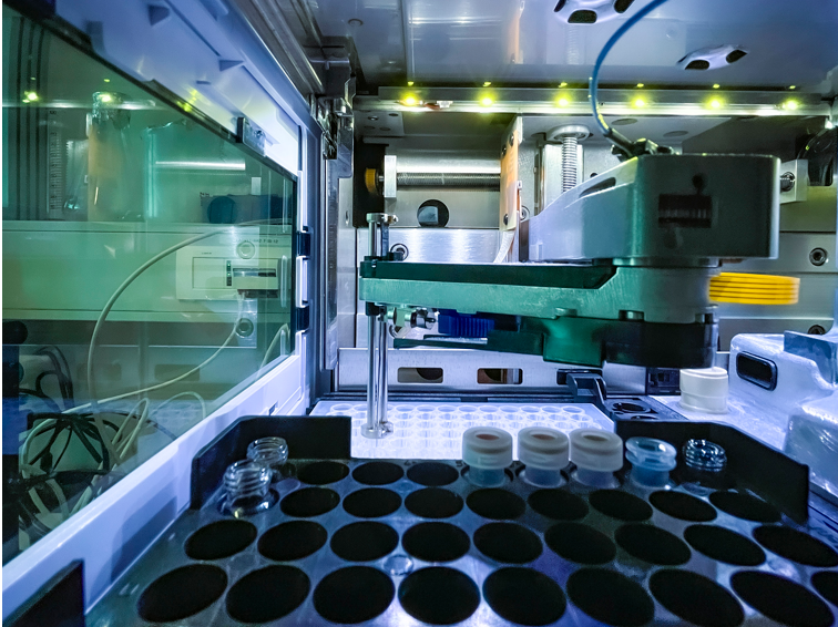 Hochdurchsatzanalyse: Ein Pipettierroboter bereitet in einem pharmazeutischen Labor der Goethe-Universität Proben für die Proteinanalyse vor.